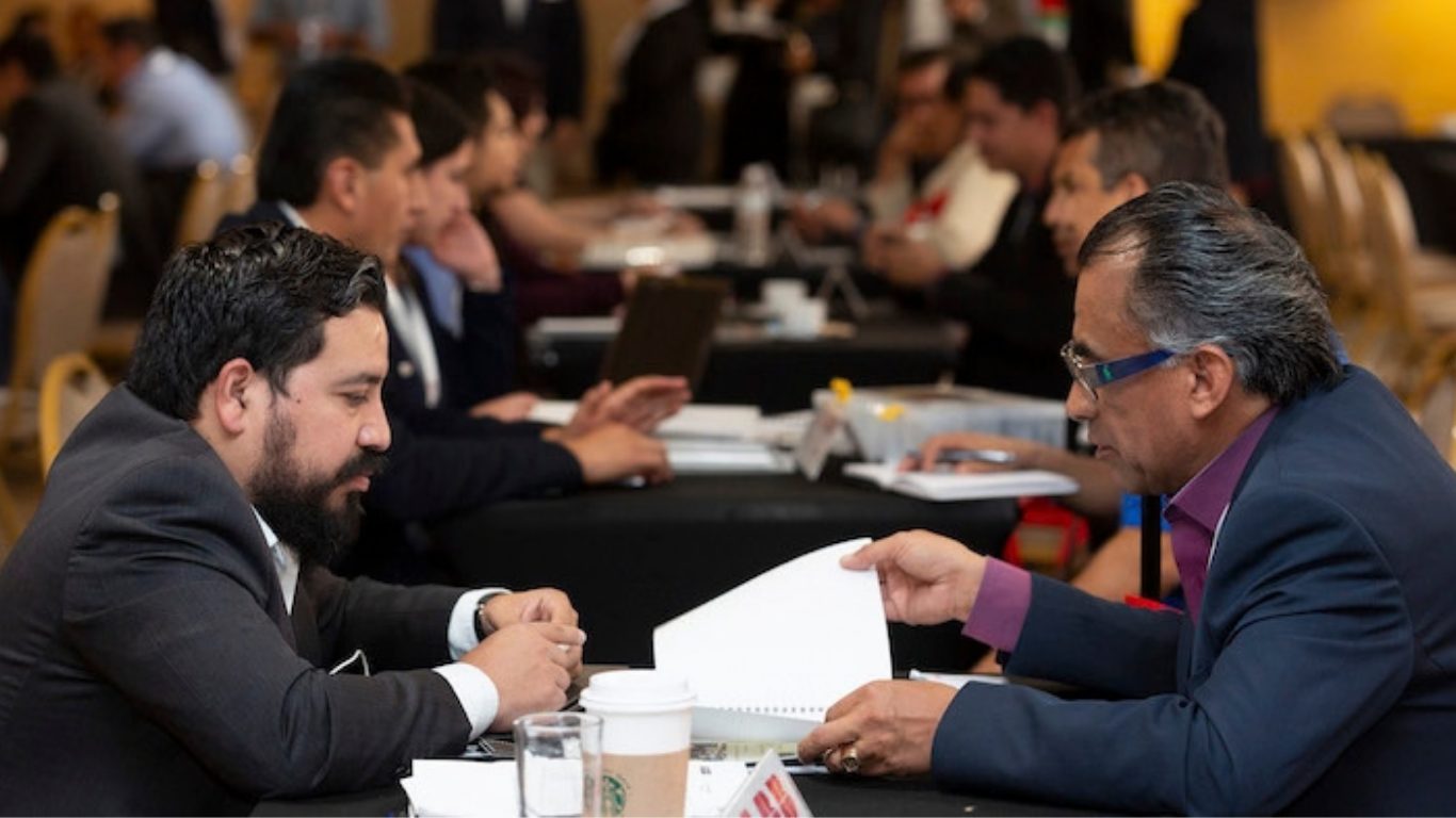 Reunión de negocios entre empresarios en un encuentro industrial