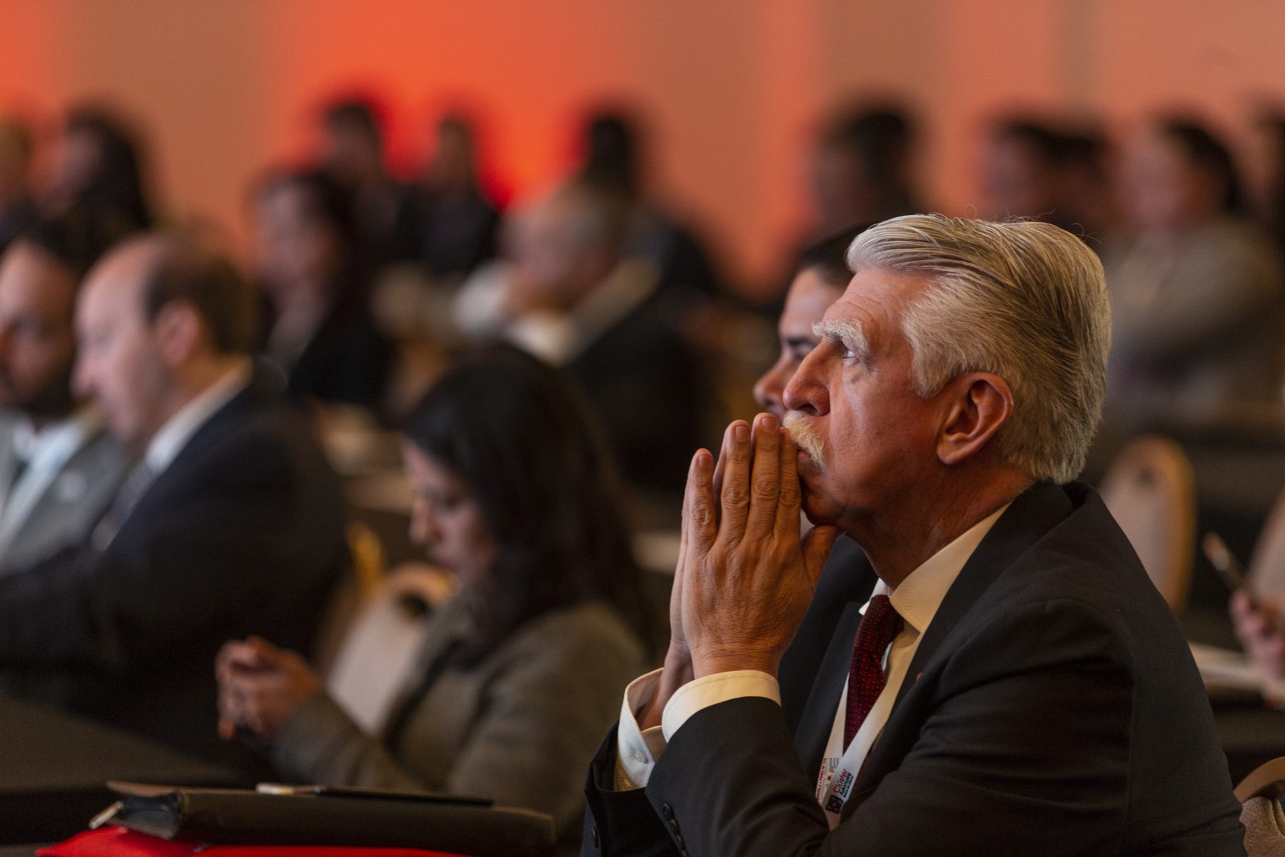 Asistente atento durante una conferencia del sector automotriz