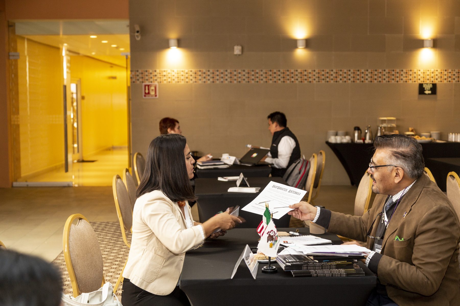 Reunión de negocios uno a uno durante un encuentro sectorial